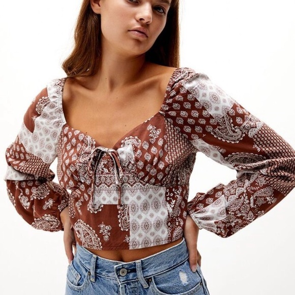 LA Hearts Long Sleeve Tie Front Paisley Crop Top - Picture 4 of 9